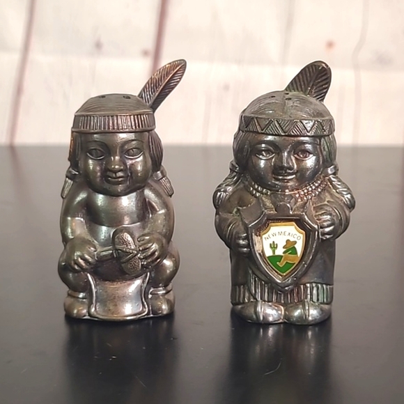 Vintage 90s Japan Metal Native American Indian Couple Salt & Pepper Shakers NM - Picture 13 of 16
